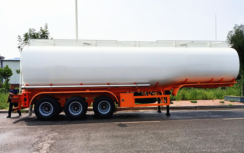 3 Axles 4 Compartments  Tanker